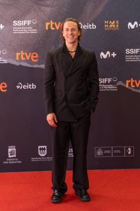 74th San Sebastian International Film Festival SAN SEBASTIAN, SPAIN - SEPTEMBER 22: Turkish actor Metin Akdulger poses on the red carpet for the premiere of the Turkish film Artakalan in San Sebastian, Basque Country of Spain on September 22, 2026. The film Artakalan , written and directed by Yesim Ustaoglu is in selected for the festival s official program. Javi Julio Anadolu San Sebastian Spain. Editorial use only. Please get in touch for any other usage.  Copyright: x2026xAnadoluxJavixJuliox