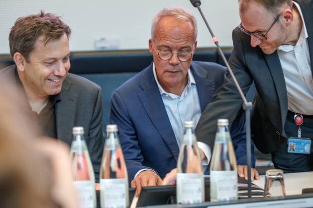 Statement by Matthias Miersch, SPD Chairman, and Lars Klingbeil, SPD Federal Minister of Finance, at an SPD parliamentary group meeting on September 22, 2029, in Berlin, Germany, at the Reichstag