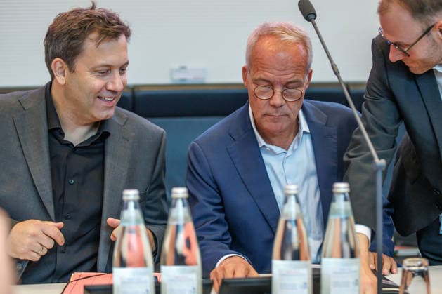 Statement by Matthias Miersch, SPD Chairman, and Lars Klingbeil, SPD Federal Minister of Finance, at an SPD parliamentary group meeting on September 22, 2029, in Berlin, Germany, at the Reichstag