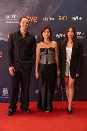 74th San Sebastian International Film Festival SAN SEBASTIAN, SPAIN - SEPTEMBER 22: Turkish filmmaker Yesim Ustaoglu, Turkish actor Metin Akdulger and Turkish actress Oyku Karayel pose on the red carpet for the premiere of the Turkish film Artakalan in San Sebastian of Spain on September 22, 2026. The film Artakalan , written and directed by Yesim Ustaoglu is in selected for the festival s official program. Javi Julio Anadolu San Sebastian Spain. Editorial use only. Please get in touch for any other usage.  Copyright: x2026xAnadoluxJavixJuliox