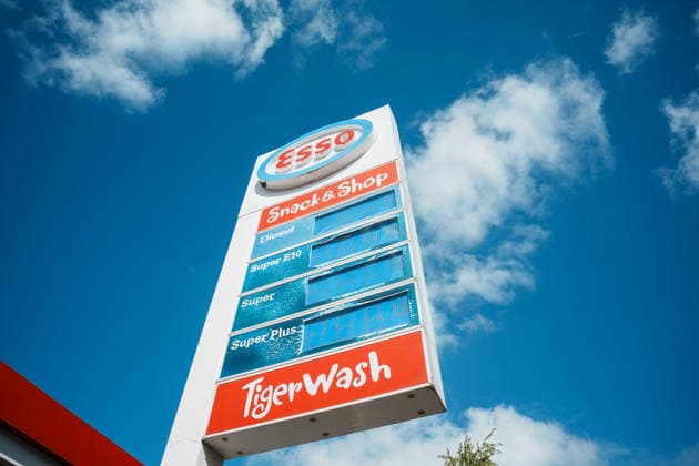 Germany, Gas Station in Aachen, Gas Prices, Prices, Discount, Federal Government, Gas Price Rebate, Price Cap, Gas Costs, Diesel, Gasoline, E10, Burden, Oil, Crude Oil, Gas Price, Fuel, Energy Crisis, Esso, Exxon, ExxonMobil, Sign in Front of the Sky Copyright: xThiemoxRudolphx