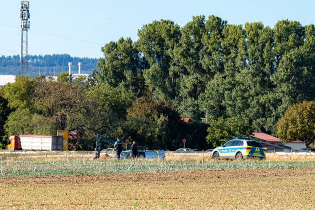 Zwei Weltkriegsbomben entdeckt Evakuierung und Sprengung geplant Am 22.09.2026 wurden in Wiesbaden-Erbenheim auf dem Ostfeld bei Sondierungsarbeiten am künftigen Standort des Bundeskriminalamtes zwei US-Weltkriegsbomben mit je 125 Kilo Gewicht entdeckt. Einsatzkräfte von Ordnungsamt, Feuerwehr, Polizei, Hilfsorganisationen und Kampfmittelräumdienst sicherten die Fundstelle. Für den Abend war die Entschärfung beziehungsweise eine mögliche Sprengung geplant, wofür ein rund 300 Meter großer Bereich evakuiert werden musste. Mehr als ein Dutzend Einwohnerinnen und Einwohner sowie die Berliner Straße (B455) zwischen Abfahrt Siedlung Hochfeld und Siegfriedring waren betroffen. Quelle: Landeshauptstadt Wiesbaden. Wiesbaden Hessen Deut