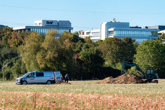 Zwei Weltkriegsbomben entdeckt Evakuierung und Sprengung geplant Am 22.09.2026 wurden in Wiesbaden-Erbenheim auf dem Ostfeld bei Sondierungsarbeiten am künftigen Standort des Bundeskriminalamtes zwei US-Weltkriegsbomben mit je 125 Kilo Gewicht entdeckt. Einsatzkräfte von Ordnungsamt, Feuerwehr, Polizei, Hilfsorganisationen und Kampfmittelräumdienst sicherten die Fundstelle. Für den Abend war die Entschärfung beziehungsweise eine mögliche Sprengung geplant, wofür ein rund 300 Meter großer Bereich evakuiert werden musste. Mehr als ein Dutzend Einwohnerinnen und Einwohner sowie die Berliner Straße (B455) zwischen Abfahrt Siedlung Hochfeld und Siegfriedring waren betroffen. Quelle: Landeshauptstadt Wiesbaden. Wiesbaden Hessen Deut