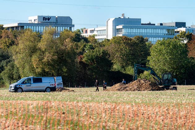Zwei Weltkriegsbomben entdeckt Evakuierung und Sprengung geplant Am 22.09.2026 wurden in Wiesbaden-Erbenheim auf dem Ostfeld bei Sondierungsarbeiten am künftigen Standort des Bundeskriminalamtes zwei US-Weltkriegsbomben mit je 125 Kilo Gewicht entdeckt. Einsatzkräfte von Ordnungsamt, Feuerwehr, Polizei, Hilfsorganisationen und Kampfmittelräumdienst sicherten die Fundstelle. Für den Abend war die Entschärfung beziehungsweise eine mögliche Sprengung geplant, wofür ein rund 300 Meter großer Bereich evakuiert werden musste. Mehr als ein Dutzend Einwohnerinnen und Einwohner sowie die Berliner Straße (B455) zwischen Abfahrt Siedlung Hochfeld und Siegfriedring waren betroffen. Quelle: Landeshauptstadt Wiesbaden. Wiesbaden Hessen Deut