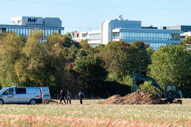 Zwei Weltkriegsbomben entdeckt Evakuierung und Sprengung geplant Am 22.09.2026 wurden in Wiesbaden-Erbenheim auf dem Ostfeld bei Sondierungsarbeiten am künftigen Standort des Bundeskriminalamtes zwei US-Weltkriegsbomben mit je 125 Kilo Gewicht entdeckt. Einsatzkräfte von Ordnungsamt, Feuerwehr, Polizei, Hilfsorganisationen und Kampfmittelräumdienst sicherten die Fundstelle. Für den Abend war die Entschärfung beziehungsweise eine mögliche Sprengung geplant, wofür ein rund 300 Meter großer Bereich evakuiert werden musste. Mehr als ein Dutzend Einwohnerinnen und Einwohner sowie die Berliner Straße (B455) zwischen Abfahrt Siedlung Hochfeld und Siegfriedring waren betroffen. Quelle: Landeshauptstadt Wiesbaden. Wiesbaden Hessen Deut