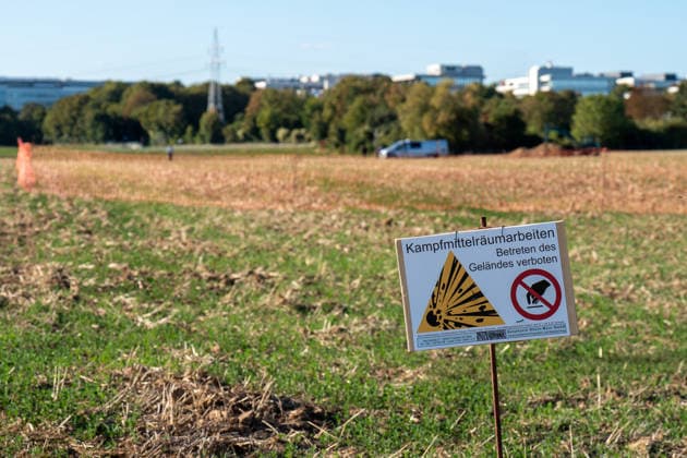 Zwei Weltkriegsbomben entdeckt Evakuierung und Sprengung geplant Am 22.09.2026 wurden in Wiesbaden-Erbenheim auf dem Ostfeld bei Sondierungsarbeiten am künftigen Standort des Bundeskriminalamtes zwei US-Weltkriegsbomben mit je 125 Kilo Gewicht entdeckt. Einsatzkräfte von Ordnungsamt, Feuerwehr, Polizei, Hilfsorganisationen und Kampfmittelräumdienst sicherten die Fundstelle. Für den Abend war die Entschärfung beziehungsweise eine mögliche Sprengung geplant, wofür ein rund 300 Meter großer Bereich evakuiert werden musste. Mehr als ein Dutzend Einwohnerinnen und Einwohner sowie die Berliner Straße (B455) zwischen Abfahrt Siedlung Hochfeld und Siegfriedring waren betroffen. Quelle: Landeshauptstadt Wiesbaden. Wiesbaden Hessen Deut