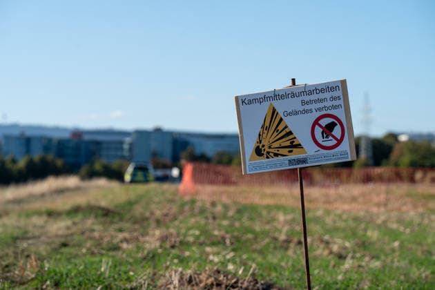 Zwei Weltkriegsbomben entdeckt Evakuierung und Sprengung geplant Am 22.09.2026 wurden in Wiesbaden-Erbenheim auf dem Ostfeld bei Sondierungsarbeiten am künftigen Standort des Bundeskriminalamtes zwei US-Weltkriegsbomben mit je 125 Kilo Gewicht entdeckt. Einsatzkräfte von Ordnungsamt, Feuerwehr, Polizei, Hilfsorganisationen und Kampfmittelräumdienst sicherten die Fundstelle. Für den Abend war die Entschärfung beziehungsweise eine mögliche Sprengung geplant, wofür ein rund 300 Meter großer Bereich evakuiert werden musste. Mehr als ein Dutzend Einwohnerinnen und Einwohner sowie die Berliner Straße (B455) zwischen Abfahrt Siedlung Hochfeld und Siegfriedring waren betroffen. Quelle: Landeshauptstadt Wiesbaden. Wiesbaden Hessen Deut