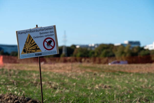 Zwei Weltkriegsbomben entdeckt Evakuierung und Sprengung geplant Am 22.09.2026 wurden in Wiesbaden-Erbenheim auf dem Ostfeld bei Sondierungsarbeiten am künftigen Standort des Bundeskriminalamtes zwei US-Weltkriegsbomben mit je 125 Kilo Gewicht entdeckt. Einsatzkräfte von Ordnungsamt, Feuerwehr, Polizei, Hilfsorganisationen und Kampfmittelräumdienst sicherten die Fundstelle. Für den Abend war die Entschärfung beziehungsweise eine mögliche Sprengung geplant, wofür ein rund 300 Meter großer Bereich evakuiert werden musste. Mehr als ein Dutzend Einwohnerinnen und Einwohner sowie die Berliner Straße (B455) zwischen Abfahrt Siedlung Hochfeld und Siegfriedring waren betroffen. Quelle: Landeshauptstadt Wiesbaden. Wiesbaden Hessen Deut