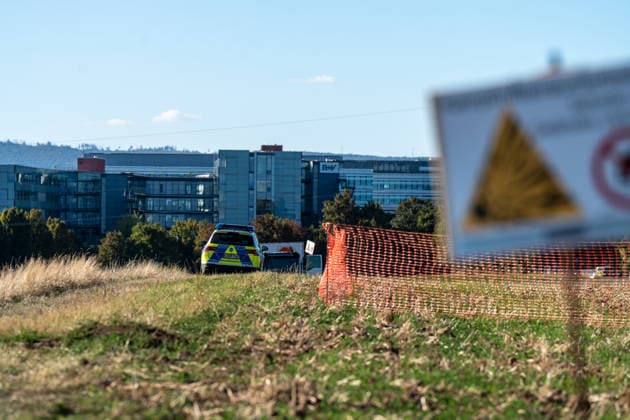 Zwei Weltkriegsbomben entdeckt Evakuierung und Sprengung geplant Am 22.09.2026 wurden in Wiesbaden-Erbenheim auf dem Ostfeld bei Sondierungsarbeiten am künftigen Standort des Bundeskriminalamtes zwei US-Weltkriegsbomben mit je 125 Kilo Gewicht entdeckt. Einsatzkräfte von Ordnungsamt, Feuerwehr, Polizei, Hilfsorganisationen und Kampfmittelräumdienst sicherten die Fundstelle. Für den Abend war die Entschärfung beziehungsweise eine mögliche Sprengung geplant, wofür ein rund 300 Meter großer Bereich evakuiert werden musste. Mehr als ein Dutzend Einwohnerinnen und Einwohner sowie die Berliner Straße (B455) zwischen Abfahrt Siedlung Hochfeld und Siegfriedring waren betroffen. Quelle: Landeshauptstadt Wiesbaden. Wiesbaden Hessen Deut
