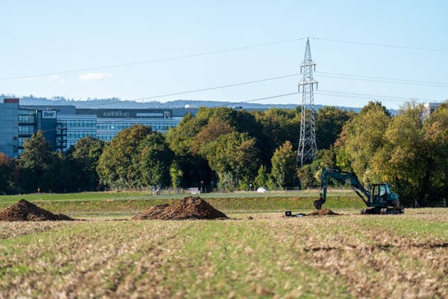 Zwei Weltkriegsbomben entdeckt Evakuierung und Sprengung geplant Am 22.09.2026 wurden in Wiesbaden-Erbenheim auf dem Ostfeld bei Sondierungsarbeiten am künftigen Standort des Bundeskriminalamtes zwei US-Weltkriegsbomben mit je 125 Kilo Gewicht entdeckt. Einsatzkräfte von Ordnungsamt, Feuerwehr, Polizei, Hilfsorganisationen und Kampfmittelräumdienst sicherten die Fundstelle. Für den Abend war die Entschärfung beziehungsweise eine mögliche Sprengung geplant, wofür ein rund 300 Meter großer Bereich evakuiert werden musste. Mehr als ein Dutzend Einwohnerinnen und Einwohner sowie die Berliner Straße (B455) zwischen Abfahrt Siedlung Hochfeld und Siegfriedring waren betroffen. Quelle: Landeshauptstadt Wiesbaden. Wiesbaden Hessen Deut