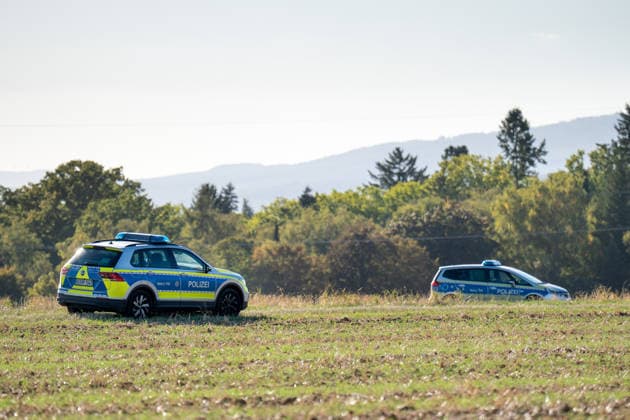 Zwei Weltkriegsbomben entdeckt Evakuierung und Sprengung geplant Am 22.09.2026 wurden in Wiesbaden-Erbenheim auf dem Ostfeld bei Sondierungsarbeiten am künftigen Standort des Bundeskriminalamtes zwei US-Weltkriegsbomben mit je 125 Kilo Gewicht entdeckt. Einsatzkräfte von Ordnungsamt, Feuerwehr, Polizei, Hilfsorganisationen und Kampfmittelräumdienst sicherten die Fundstelle. Für den Abend war die Entschärfung beziehungsweise eine mögliche Sprengung geplant, wofür ein rund 300 Meter großer Bereich evakuiert werden musste. Mehr als ein Dutzend Einwohnerinnen und Einwohner sowie die Berliner Straße (B455) zwischen Abfahrt Siedlung Hochfeld und Siegfriedring waren betroffen. Quelle: Landeshauptstadt Wiesbaden. Wiesbaden Hessen Deut