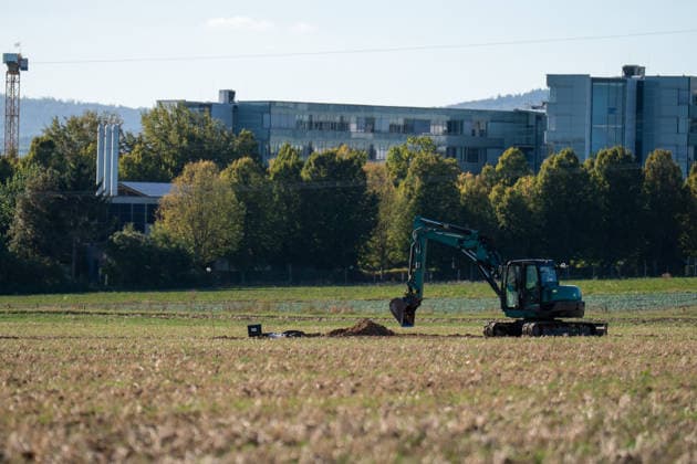 Zwei Weltkriegsbomben entdeckt Evakuierung und Sprengung geplant Am 22.09.2026 wurden in Wiesbaden-Erbenheim auf dem Ostfeld bei Sondierungsarbeiten am künftigen Standort des Bundeskriminalamtes zwei US-Weltkriegsbomben mit je 125 Kilo Gewicht entdeckt. Einsatzkräfte von Ordnungsamt, Feuerwehr, Polizei, Hilfsorganisationen und Kampfmittelräumdienst sicherten die Fundstelle. Für den Abend war die Entschärfung beziehungsweise eine mögliche Sprengung geplant, wofür ein rund 300 Meter großer Bereich evakuiert werden musste. Mehr als ein Dutzend Einwohnerinnen und Einwohner sowie die Berliner Straße (B455) zwischen Abfahrt Siedlung Hochfeld und Siegfriedring waren betroffen. Quelle: Landeshauptstadt Wiesbaden. Wiesbaden Hessen Deut