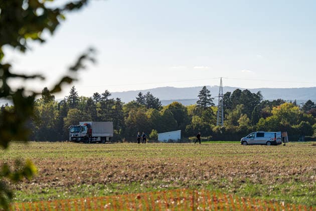 Zwei Weltkriegsbomben entdeckt Evakuierung und Sprengung geplant Am 22.09.2026 wurden in Wiesbaden-Erbenheim auf dem Ostfeld bei Sondierungsarbeiten am künftigen Standort des Bundeskriminalamtes zwei US-Weltkriegsbomben mit je 125 Kilo Gewicht entdeckt. Einsatzkräfte von Ordnungsamt, Feuerwehr, Polizei, Hilfsorganisationen und Kampfmittelräumdienst sicherten die Fundstelle. Für den Abend war die Entschärfung beziehungsweise eine mögliche Sprengung geplant, wofür ein rund 300 Meter großer Bereich evakuiert werden musste. Mehr als ein Dutzend Einwohnerinnen und Einwohner sowie die Berliner Straße (B455) zwischen Abfahrt Siedlung Hochfeld und Siegfriedring waren betroffen. Quelle: Landeshauptstadt Wiesbaden. Wiesbaden Hessen Deut