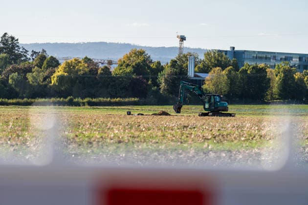 Zwei Weltkriegsbomben entdeckt Evakuierung und Sprengung geplant Am 22.09.2026 wurden in Wiesbaden-Erbenheim auf dem Ostfeld bei Sondierungsarbeiten am künftigen Standort des Bundeskriminalamtes zwei US-Weltkriegsbomben mit je 125 Kilo Gewicht entdeckt. Einsatzkräfte von Ordnungsamt, Feuerwehr, Polizei, Hilfsorganisationen und Kampfmittelräumdienst sicherten die Fundstelle. Für den Abend war die Entschärfung beziehungsweise eine mögliche Sprengung geplant, wofür ein rund 300 Meter großer Bereich evakuiert werden musste. Mehr als ein Dutzend Einwohnerinnen und Einwohner sowie die Berliner Straße (B455) zwischen Abfahrt Siedlung Hochfeld und Siegfriedring waren betroffen. Quelle: Landeshauptstadt Wiesbaden. Wiesbaden Hessen Deut