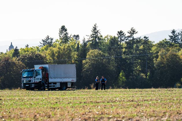 Zwei Weltkriegsbomben entdeckt Evakuierung und Sprengung geplant Am 22.09.2026 wurden in Wiesbaden-Erbenheim auf dem Ostfeld bei Sondierungsarbeiten am künftigen Standort des Bundeskriminalamtes zwei US-Weltkriegsbomben mit je 125 Kilo Gewicht entdeckt. Einsatzkräfte von Ordnungsamt, Feuerwehr, Polizei, Hilfsorganisationen und Kampfmittelräumdienst sicherten die Fundstelle. Für den Abend war die Entschärfung beziehungsweise eine mögliche Sprengung geplant, wofür ein rund 300 Meter großer Bereich evakuiert werden musste. Mehr als ein Dutzend Einwohnerinnen und Einwohner sowie die Berliner Straße (B455) zwischen Abfahrt Siedlung Hochfeld und Siegfriedring waren betroffen. Quelle: Landeshauptstadt Wiesbaden. Wiesbaden Hessen Deut