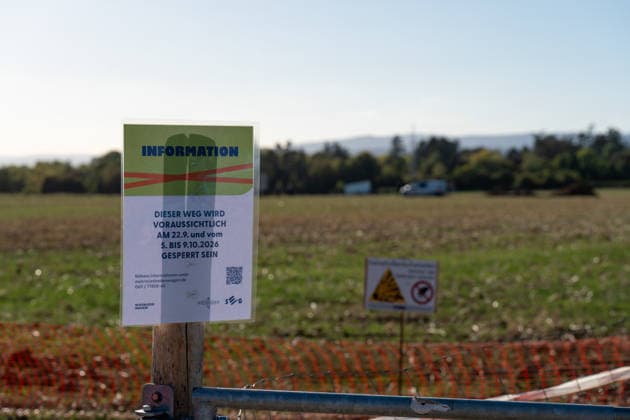 Zwei Weltkriegsbomben entdeckt Evakuierung und Sprengung geplant Am 22.09.2026 wurden in Wiesbaden-Erbenheim auf dem Ostfeld bei Sondierungsarbeiten am künftigen Standort des Bundeskriminalamtes zwei US-Weltkriegsbomben mit je 125 Kilo Gewicht entdeckt. Einsatzkräfte von Ordnungsamt, Feuerwehr, Polizei, Hilfsorganisationen und Kampfmittelräumdienst sicherten die Fundstelle. Für den Abend war die Entschärfung beziehungsweise eine mögliche Sprengung geplant, wofür ein rund 300 Meter großer Bereich evakuiert werden musste. Mehr als ein Dutzend Einwohnerinnen und Einwohner sowie die Berliner Straße (B455) zwischen Abfahrt Siedlung Hochfeld und Siegfriedring waren betroffen. Quelle: Landeshauptstadt Wiesbaden. Wiesbaden Hessen Deut