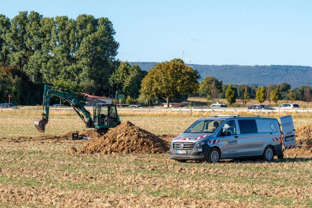 Zwei Weltkriegsbomben entdeckt Evakuierung und Sprengung geplant Am 22.09.2026 wurden in Wiesbaden-Erbenheim auf dem Ostfeld bei Sondierungsarbeiten am künftigen Standort des Bundeskriminalamtes zwei US-Weltkriegsbomben mit je 125 Kilo Gewicht entdeckt. Einsatzkräfte von Ordnungsamt, Feuerwehr, Polizei, Hilfsorganisationen und Kampfmittelräumdienst sicherten die Fundstelle. Für den Abend war die Entschärfung beziehungsweise eine mögliche Sprengung geplant, wofür ein rund 300 Meter großer Bereich evakuiert werden musste. Mehr als ein Dutzend Einwohnerinnen und Einwohner sowie die Berliner Straße (B455) zwischen Abfahrt Siedlung Hochfeld und Siegfriedring waren betroffen. Quelle: Landeshauptstadt Wiesbaden. Wiesbaden Hessen Deut