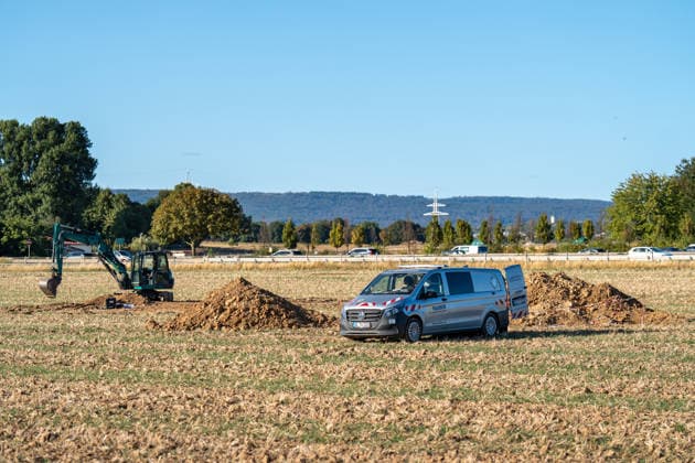 Zwei Weltkriegsbomben entdeckt Evakuierung und Sprengung geplant Am 22.09.2026 wurden in Wiesbaden-Erbenheim auf dem Ostfeld bei Sondierungsarbeiten am künftigen Standort des Bundeskriminalamtes zwei US-Weltkriegsbomben mit je 125 Kilo Gewicht entdeckt. Einsatzkräfte von Ordnungsamt, Feuerwehr, Polizei, Hilfsorganisationen und Kampfmittelräumdienst sicherten die Fundstelle. Für den Abend war die Entschärfung beziehungsweise eine mögliche Sprengung geplant, wofür ein rund 300 Meter großer Bereich evakuiert werden musste. Mehr als ein Dutzend Einwohnerinnen und Einwohner sowie die Berliner Straße (B455) zwischen Abfahrt Siedlung Hochfeld und Siegfriedring waren betroffen. Quelle: Landeshauptstadt Wiesbaden. Wiesbaden Hessen Deut