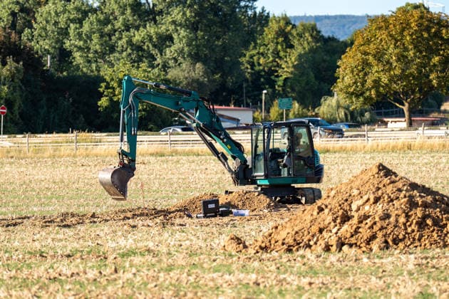 Zwei Weltkriegsbomben entdeckt Evakuierung und Sprengung geplant Am 22.09.2026 wurden in Wiesbaden-Erbenheim auf dem Ostfeld bei Sondierungsarbeiten am künftigen Standort des Bundeskriminalamtes zwei US-Weltkriegsbomben mit je 125 Kilo Gewicht entdeckt. Einsatzkräfte von Ordnungsamt, Feuerwehr, Polizei, Hilfsorganisationen und Kampfmittelräumdienst sicherten die Fundstelle. Für den Abend war die Entschärfung beziehungsweise eine mögliche Sprengung geplant, wofür ein rund 300 Meter großer Bereich evakuiert werden musste. Mehr als ein Dutzend Einwohnerinnen und Einwohner sowie die Berliner Straße (B455) zwischen Abfahrt Siedlung Hochfeld und Siegfriedring waren betroffen. Quelle: Landeshauptstadt Wiesbaden. Wiesbaden Hessen Deut