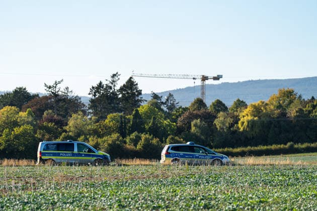 Zwei Weltkriegsbomben entdeckt Evakuierung und Sprengung geplant Am 22.09.2026 wurden in Wiesbaden-Erbenheim auf dem Ostfeld bei Sondierungsarbeiten am künftigen Standort des Bundeskriminalamtes zwei US-Weltkriegsbomben mit je 125 Kilo Gewicht entdeckt. Einsatzkräfte von Ordnungsamt, Feuerwehr, Polizei, Hilfsorganisationen und Kampfmittelräumdienst sicherten die Fundstelle. Für den Abend war die Entschärfung beziehungsweise eine mögliche Sprengung geplant, wofür ein rund 300 Meter großer Bereich evakuiert werden musste. Mehr als ein Dutzend Einwohnerinnen und Einwohner sowie die Berliner Straße (B455) zwischen Abfahrt Siedlung Hochfeld und Siegfriedring waren betroffen. Quelle: Landeshauptstadt Wiesbaden. Wiesbaden Hessen Deut
