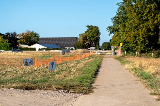 Zwei Weltkriegsbomben entdeckt Evakuierung und Sprengung geplant Am 22.09.2026 wurden in Wiesbaden-Erbenheim auf dem Ostfeld bei Sondierungsarbeiten am künftigen Standort des Bundeskriminalamtes zwei US-Weltkriegsbomben mit je 125 Kilo Gewicht entdeckt. Einsatzkräfte von Ordnungsamt, Feuerwehr, Polizei, Hilfsorganisationen und Kampfmittelräumdienst sicherten die Fundstelle. Für den Abend war die Entschärfung beziehungsweise eine mögliche Sprengung geplant, wofür ein rund 300 Meter großer Bereich evakuiert werden musste. Mehr als ein Dutzend Einwohnerinnen und Einwohner sowie die Berliner Straße (B455) zwischen Abfahrt Siedlung Hochfeld und Siegfriedring waren betroffen. Quelle: Landeshauptstadt Wiesbaden. Wiesbaden Hessen Deut