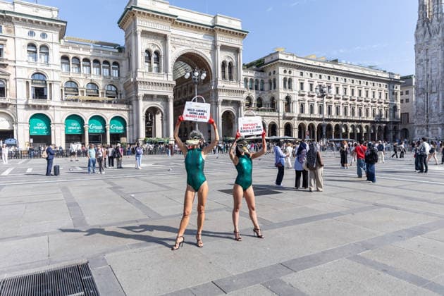 PETA’s Animal Rights Flash Mob Kicks Off Fashion Week - Milan Start of Fashion Week: a PETA animal rights flash mob featuring two women wearing crocodile masks and with their hands painted red to denounce violence against exotic animals for the production of leather shoes, belts, and handbags. Milan, Italy on September 22, 2026. Photo by fotogramma IPA ABACAPRESS.COM Milan Italy  Copyright: xFotogramma IPA ABACAx