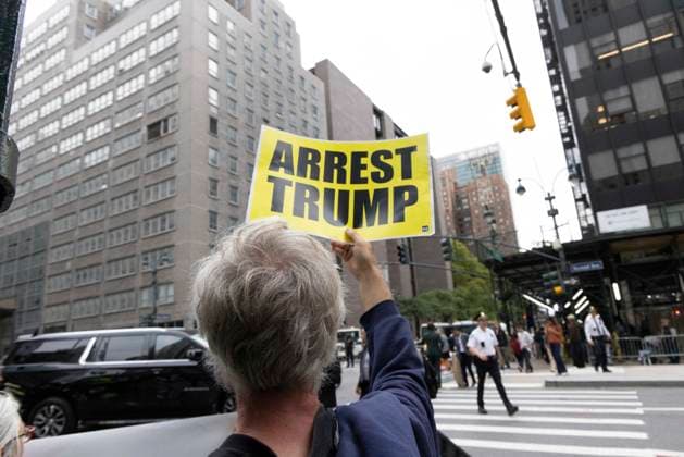 September 22, 2026, New York, New York, USA: Anti-Trump demonstrators block traffic on Second Avenue near the United Nations in Midtown Manhattan as President Trump is expected to arrive for his address at the U.N. General Assembly, resulting in 23 arrests by NYPD. Protesters with Rise and Resist hold signs and banners that read Ã¢â‚¬ËœARREST TRUMP. New York USA - ZUMAr174 20260922_znp_r174_057 Copyright: xGinaxMxRandazzox