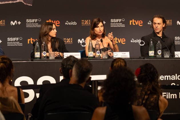74th San Sebastian International Film Festival SAN SEBASTIAN, SPAIN - SEPTEMBER 22: Turkish filmmaker Yesim Ustaoglu, Turkish actor Metin Akdulger and Turkish actress Oyku Karayel attend the press conference after premiere of the Turkish film Artakalan in San Sebastian of Spain on September 22, 2026. The film Artakalan , written and directed by Yesim Ustaoglu is in selected for the festival s official program. Javi Julio Anadolu San Sebastian Spain. Editorial use only. Please get in touch for any other usage.  Copyright: x2026xAnadoluxJavixJuliox