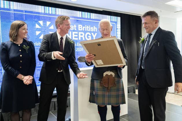 King Charles III visit to Peterhead King Charles III is presented with a poem during a visit to the new Great British Energy headquarters in Aberdeen to meet with representatives working across North East Scotland supporting the United Kingdom™s energy transition. Picture date: Tuesday September 22, 2026., Credit:Lesley Martin PA ROTA - B68 Avalon UK, Aberdeen  Copyright: xLesleyxMartinx xPAxROTAx-xB68x xAvalonx 1137290460