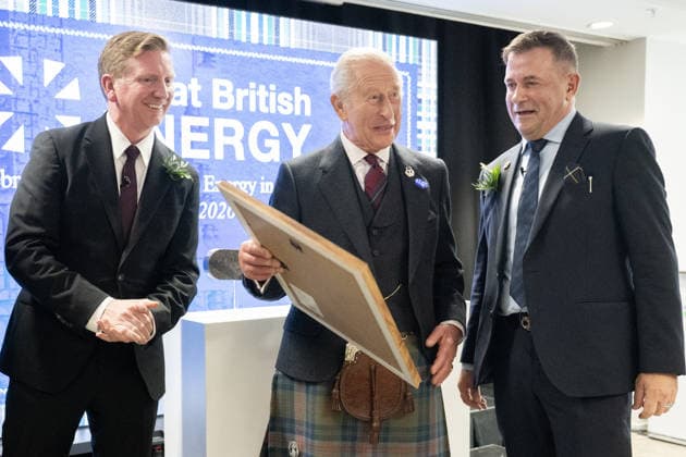 King Charles III visit to Peterhead King Charles III is presented with a poem during a visit to the new Great British Energy headquarters in Aberdeen to meet with representatives working across North East Scotland supporting the United Kingdom™s energy transition. Picture date: Tuesday September 22, 2026., Credit:Lesley Martin PA ROTA - B68 Avalon UK, Aberdeen  Copyright: xLesleyxMartinx xPAxROTAx-xB68x xAvalonx 1137290462