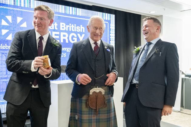 King Charles III visit to Peterhead King Charles III is presented with a jar of honey during a visit to the new Great British Energy headquarters in Aberdeen to meet with representatives working across North East Scotland supporting the United Kingdom™s energy transition. Picture date: Tuesday September 22, 2026., Credit:Lesley Martin PA ROTA - B68 Avalon UK, Aberdeen  Copyright: xLesleyxMartinx xPAxROTAx-xB68x xAvalonx 1137290468
