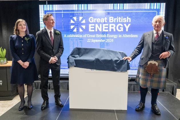 King Charles III visit to Peterhead King Charles III unveils a plaque during a visit to the new Great British Energy headquarters in Aberdeen to meet with representatives working across North East Scotland supporting the United Kingdom™s energy transition. Picture date: Tuesday September 22, 2026., Credit:Lesley Martin PA ROTA - B68 Avalon UK, Aberdeen  Copyright: xLesleyxMartinx xPAxROTAx-xB68x xAvalonx 1137290484