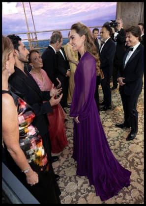 . 22 09 2026. London, United Kingdom. Kate Middleton, the Princess of Wales, watched by Tom Cruise, as she meets the cast at the premiere of Digger, the Royal Film Performance in London.  xStephenxLockx xi-Imagesx IIM-27022-0069