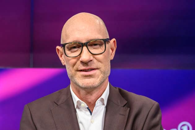 Pictured, from left: Lars Sänger, MDR, GER, Berlin, studio, guest on Maischberger, political talk show, TV, program, with host Sandra Maischberger, Das Erste, from Studio 20 in Adlershof, September 22, 2026, Copyright: HMBxMedia UwexKoch