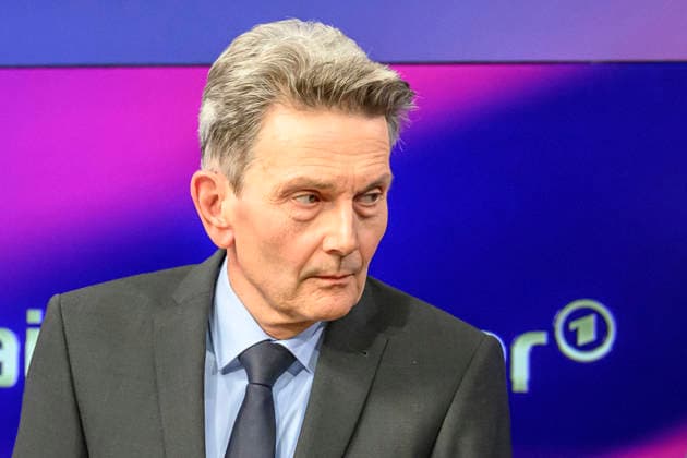 Pictured from left: Rolf Mützenich, SPD, former parliamentary group leader, GER, Berlin, studio, guest on *Maischberger*, political talk show, TV, program, with host Sandra Maischberger, Das Erste, from Studio 20 in Adlershof, September 22, 2026, Copyright: HMBxMedia UwexKoch