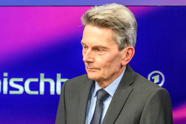Pictured from left: Rolf Mützenich, SPD, former parliamentary group leader, GER, Berlin, studio, guest on *Maischberger*, political talk show, TV, program, with host Sandra Maischberger, Das Erste, from Studio 20 in Adlershof, September 22, 2026, Copyright: HMBxMedia UwexKoch