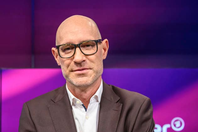 Pictured, from left: Lars Sänger, MDR, Germany, Berlin, studio, guest on Maischberger, political talk show, TV, program, with host Sandra Maischberger, Das Erste, from Studio 20 in Adlershof, September 22, 2026, Copyright: HMBxMedia UwexKoch