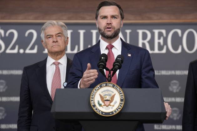 September 22, 2026, Washington, District Of Columbia, USA: United States Vice President JD Vance holds a press conference in the South Court Auditorium in the Eisenhower Executive Office Building on the White House Campus in Washington, DC, USA, on September 22, 2026. Looking on at left is Dr Mehmet Oz, Administrator, Centers for Medicare and Medicaid Services (CMS) Washington USA - ZUMAs152 20260922_faa_s152_363 Copyright: xYurixGripasx-xPoolxviaxCNPx