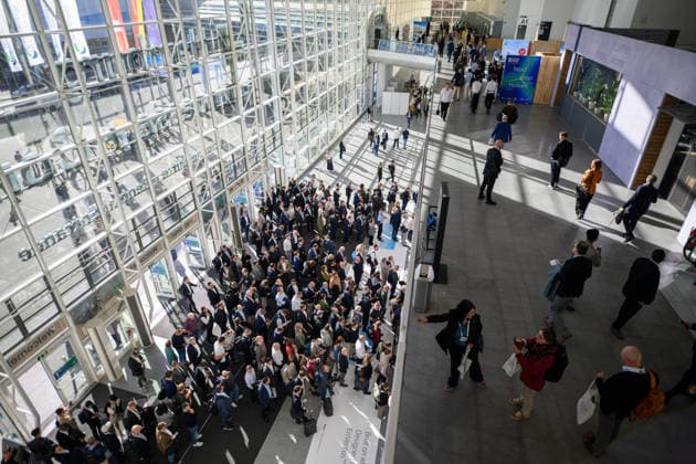 WindEnergy Hamburg Trade Show Visitors Hamburg, Germany Numerous trade show visitors and industry professionals in an entrance hall at WindEnergy Hamburg on the Hamburg Messe grounds. The international trade show brings together companies and industry professionals from the wind energy sector. Hamburg, Hamburg, Germany 20260922_Z9A_6750