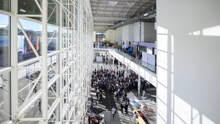 WindEnergy Hamburg Trade Show Visitors Hamburg, Germany Numerous trade show visitors and industry professionals in an entrance hall at WindEnergy Hamburg on the Hamburg Messe grounds. The international trade show brings together companies and industry professionals from the wind energy sector. Hamburg, Hamburg, Germany 20260922_Z9A_6754