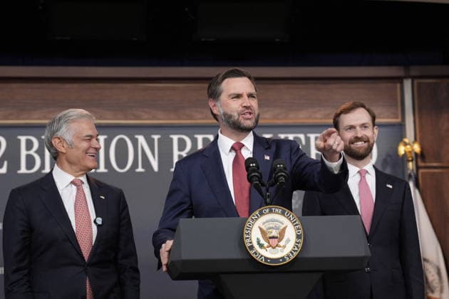 September 22, 2026, Washington, District Of Columbia, USA: United States Vice President JD Vance holds a press conference in the South Court Auditorium in the Eisenhower Executive Office Building on the White House Campus in Washington, DC, USA, on September 22, 2026. Looking on at left is Dr Mehmet Oz, Administrator, Centers for Medicare and Medicaid Services (CMS) and at right is Andrew N Ferguson, Chair, Federal Trade Commission (FTC) Washington USA - ZUMAs152 20260922_faa_s152_362 Copyright: xYurixGripasx-xPoolxviaxCNPx