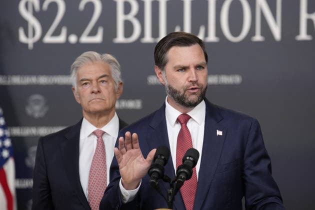 September 22, 2026, Washington, District Of Columbia, USA: United States Vice President JD Vance holds a press conference in the South Court Auditorium in the Eisenhower Executive Office Building on the White House Campus in Washington, DC, USA, on September 22, 2026. Looking on at left is Dr Mehmet Oz, Administrator, Centers for Medicare and Medicaid Services (CMS) Washington USA - ZUMAs152 20260922_faa_s152_351 Copyright: xYurixGripasx-xPoolxviaxCNPx