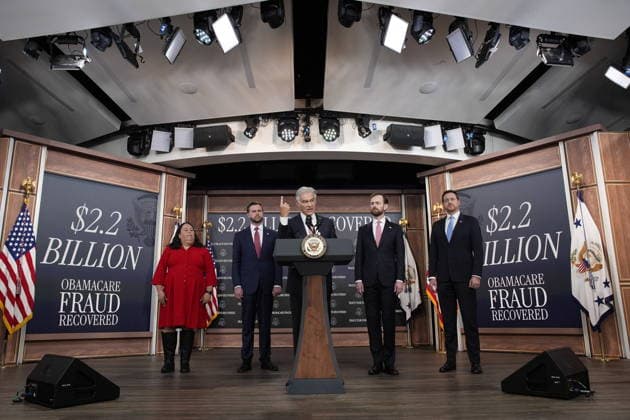 September 22, 2026, Washington, District Of Columbia, USA: Dr Mehmet Oz, Administrator, Centers for Medicare and Medicaid Services (CMS) during United States Vice President JD Vance™s press conference in the South Court Auditorium in the Eisenhower Executive Office Building on the White House Campus in Washington, DC, USA, on September 22, 2026 Washington USA - ZUMAs152 20260922_faa_s152_341 Copyright: xYurixGripasx-xPoolxviaxCNPx