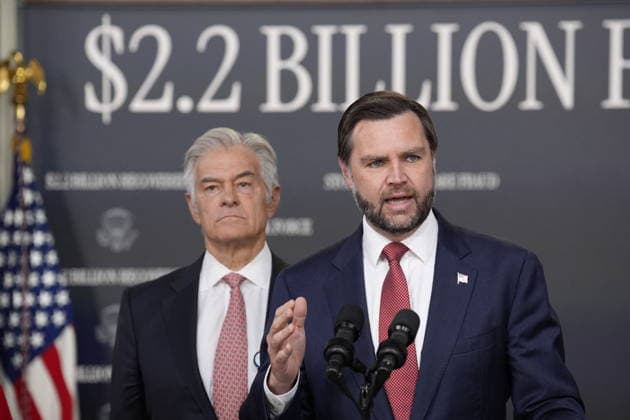September 22, 2026, Washington, District Of Columbia, USA: United States Vice President JD Vance holds a press conference in the South Court Auditorium in the Eisenhower Executive Office Building on the White House Campus in Washington, DC, USA, on September 22, 2026. Looking on at left is Dr Mehmet Oz, Administrator, Centers for Medicare and Medicaid Services (CMS) Washington USA - ZUMAs152 20260922_faa_s152_337 Copyright: xYurixGripasx-xPoolxviaxCNPx