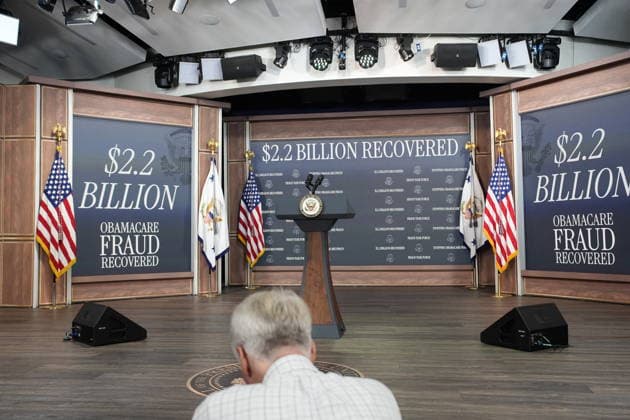 September 22, 2026, Washington, District Of Columbia, USA: United States Vice President JD Vance arrives to hold a press conference in the South Court Auditorium in the Eisenhower Executive Office Building on the White House Campus in Washington, DC, USA, on September 22, 2026 Washington USA - ZUMAs152 20260922_faa_s152_338 Copyright: xYurixGripasx-xPoolxviaxCNPx