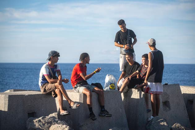 The Government Reinforces the Border in Ceuta Amid Calls for Another Mass Entry Several migrants at the Port of Poniente, on September 22, 2026, in Ceuta, Spain. As of Tuesday, the government has reinforced security measures along Ceuta’s border with Morocco in anticipation of possible attempts at irregular entry coinciding with the call circulating on social media for tomorrow, Wednesday, September 23, 2026 SEPTEMBER 22, 2026 MIGRANTS IMMIGRANTS INVASION BORDER MIGRATION CRISIS HUMANITARIAN CRISIS MILITARY SOLDIERS Ceuta Ceuta, Spain Copyright: xMarcosxMorenox 7792891