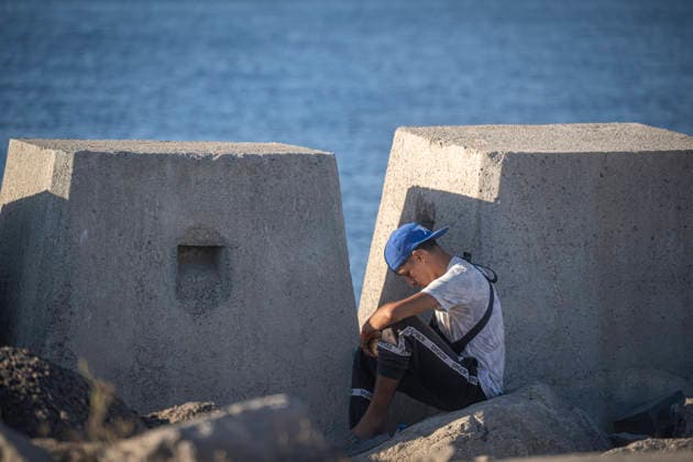 The Government Reinforces the Border in Ceuta Amid Calls for Another Mass Entry A migrant at the Port of Poniente, on September 22, 2026, in Ceuta, Spain. As of Tuesday, the government has reinforced security measures along Ceuta’s border with Morocco in response to the possibility of attempts at irregular entry coinciding with a call circulating on social media for tomorrow, Wednesday, September 23, 2026 SEPTEMBER 22, 2026 MIGRANTS IMMIGRANTS INVASION BORDER MIGRATION CRISIS HUMANITARIAN CRISIS MILITARY SOLDIERS Ceuta Ceuta, Spain Copyright: xMarcosxMorenox 7792892