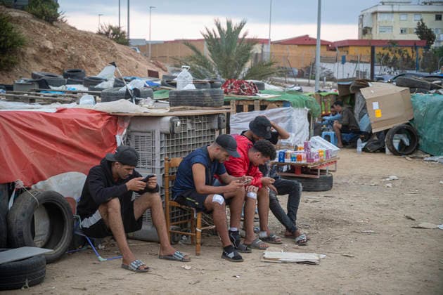 The Government Bolsters Security at the Ceuta Border Amid Calls for Another Mass Entry: Several migrants at the Tarajal border on September 22, 2026, in Ceuta, Spain. As of Tuesday, the government has reinforced security measures at Ceuta’s border with Morocco in response to the possibility of attempts at irregular entry coinciding with a call circulating on social media for tomorrow, Wednesday, September 23, 2026 SEPTEMBER 22, 2026 MIGRANTS IMMIGRANTS INVASION BORDER MIGRATION CRISIS HUMANITARIAN CRISIS MILITARY SOLDIERS PIXELATED Ceuta Ceuta, Spain  Copyright: xMarcosxMorenox 7792899