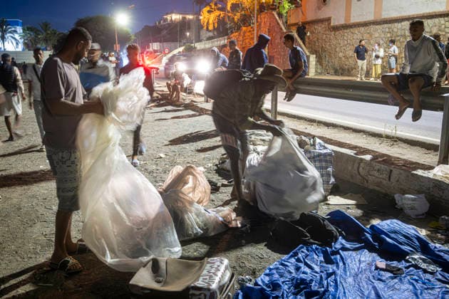 The Government Reinforces the Border in Ceuta Amid Calls for a New Mass Influx Several migrants on Trampolín Beach, September 22, 2026, in Ceuta, Spain. As of Tuesday, the government has reinforced security measures at Ceuta’s border with Morocco in response to the possibility of attempts at irregular entry coinciding with a call circulating on social media for tomorrow, Wednesday, September 23, 2026 SEPTEMBER 22, 2026 MIGRANTS IMMIGRANTS INVASION BORDER MIGRATION CRISIS HUMANITARIAN CRISIS MILITARY SOLDIERS Ceuta Ceuta, Spain Copyright: xMarcosxMorenox 7792909