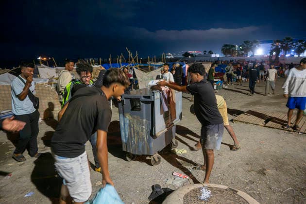 The Government Reinforces the Border in Ceuta Amid Calls for a New Mass Influx Several migrants on Trampolín Beach, September 22, 2026, in Ceuta, Spain. As of Tuesday, the government has reinforced security measures at Ceuta’s border with Morocco in response to the possibility of attempts at irregular entry coinciding with a call circulating on social media for tomorrow, Wednesday, September 23, 2026 SEPTEMBER 22, 2026 MIGRANTS IMMIGRANTS INVASION BORDER MIGRATION CRISIS HUMANITARIAN CRISIS MILITARY SOLDIERS Ceuta Ceuta, Spain Copyright: xMarcosxMorenox 7792911
